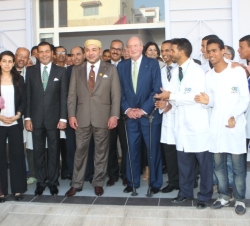 Su Majestad el Rey y el Rey de Marruecos con alumnos y profesores del Centro de Formación e Inserción de Jóvenes de Bouknadel